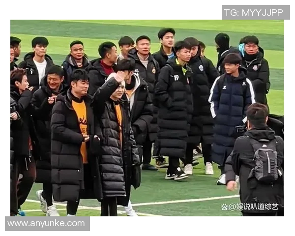 足球明星与路人亲密互动趣味视频展现真实一面引发热议