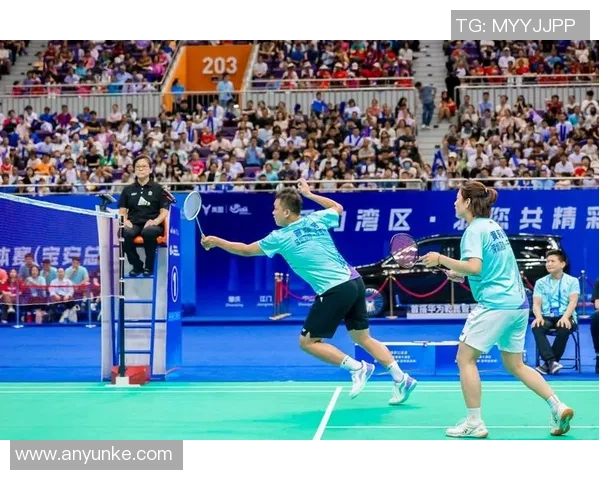 重庆羽毛球队在杯赛积分榜上以100分稳居第一名展现强劲实力